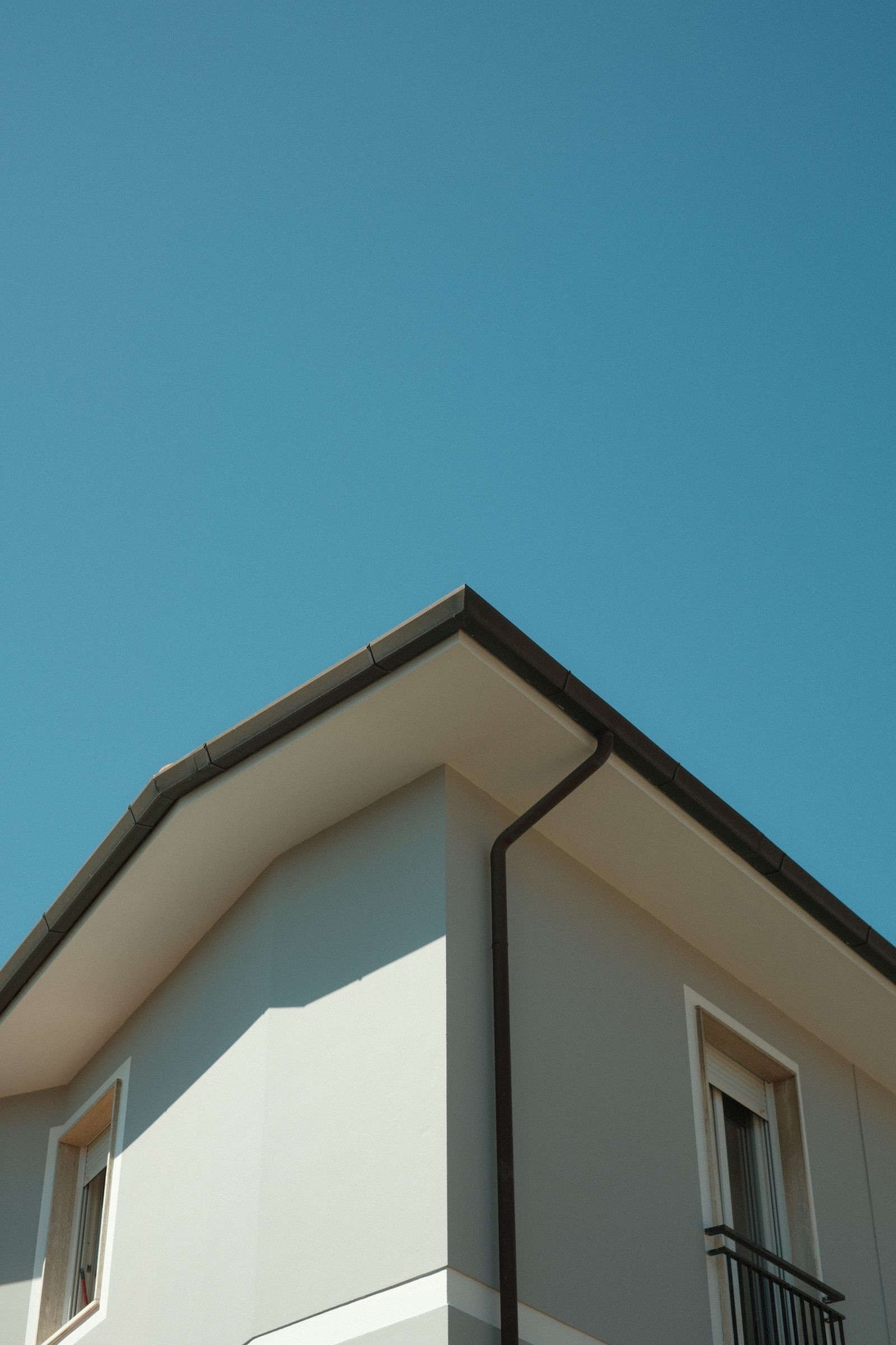 Arête d'un toit moderne sur ciel bleu
