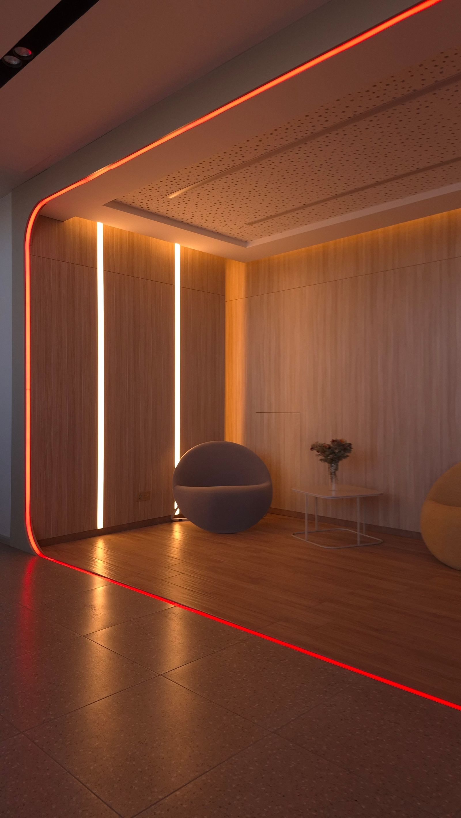 Mur en bois éclairé par des rubans LED