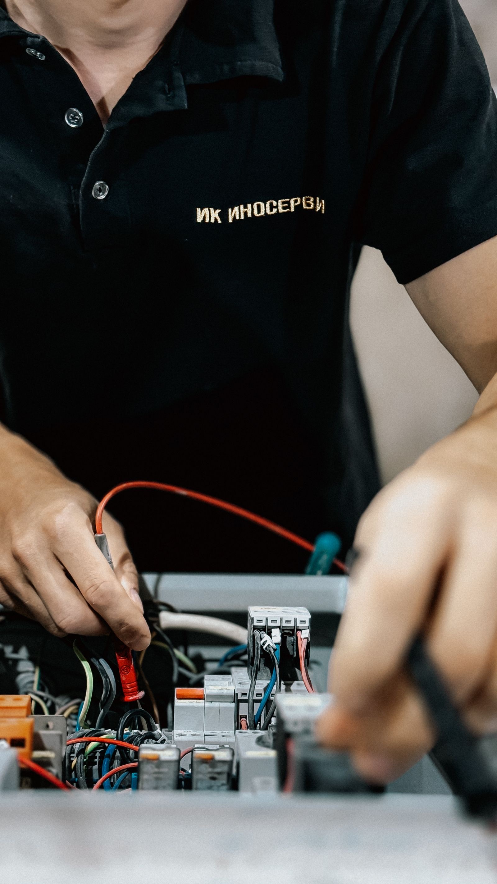 Électricien mesurant une tension avec un multimètre