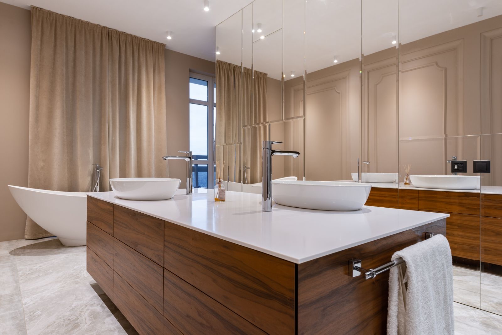 Salle de bains minimaliste, vasque blanche sur meuble en bois